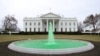 ARCHIVO - La fuente de North Lawn (Césped norte) se tiñe de verde para el día de San Patricio en la Casa Blanca en Washington, 17 de marzo de 2021. REUTERS/Tom Brenner 