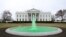 ARCHIVO - La fuente de North Lawn (Césped norte) se tiñe de verde para el día de San Patricio en la Casa Blanca en Washington, 17 de marzo de 2021. REUTERS/Tom Brenner 