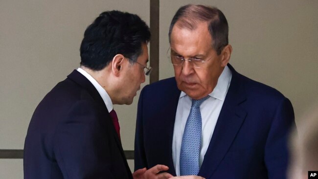 Russian Foreign Minister Sergey Lavrov and Chinese Foreign Minister Qin Gang talk on the sideline of a ministerial meeting in Samarkand, Uzbekistan, April 13, 2023. (Russian Foreign Ministry Press Service via AP)