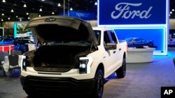 FILE - Ford F-150 Lightning di Philadelphia Auto Show, 27 Januari 2023. (AP/Matt Rourke)