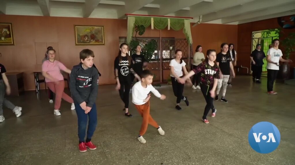 在曾被占领的废墟上，乌克兰孩子们重新开始跳舞(photo:VOA)