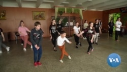 VOA英语视频：在曾被占领的废墟上，乌克兰孩子们重新开始跳舞
