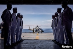 菲律宾海军官兵列队迎接菲律宾军方将领乘坐的直升机来到北部卡拉延岛视察。（2023年6月30日）