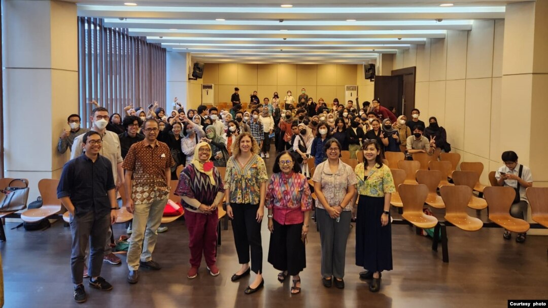 Prof. Rachel Rinaldo (tengah) bersama dosen dan mahasiswa jurusan sosiologi dan antropologi, Universitas Indonesia (foto: dok). 
