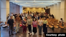 Prof. Rachel Rinaldo (tengah) bersama dosen dan mahasiswa jurusan sosiologi dan antropologi, Universitas Indonesia (foto: dok). 