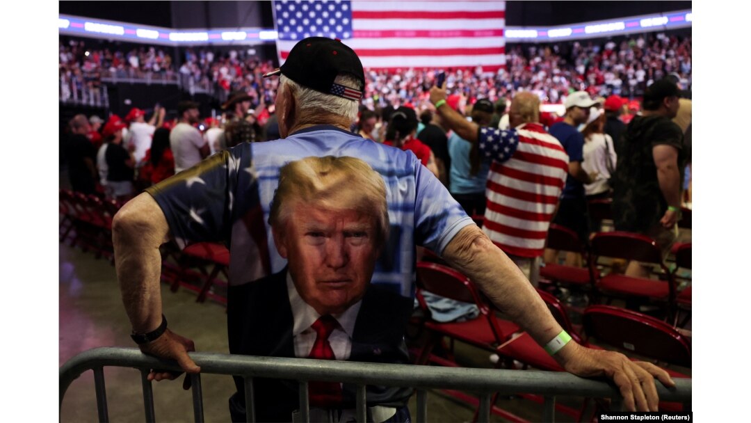 Seorang pendukung yang mengenakan kaos bergambar mantan Presiden AS dan calon presiden dari Partai Republik Donald Trump pada acara kampanye Trump di Philadelphia, Pennsylvania, AS, 22 Juni 2024. (Foto: REUTERS/Shannon Stapleton)
