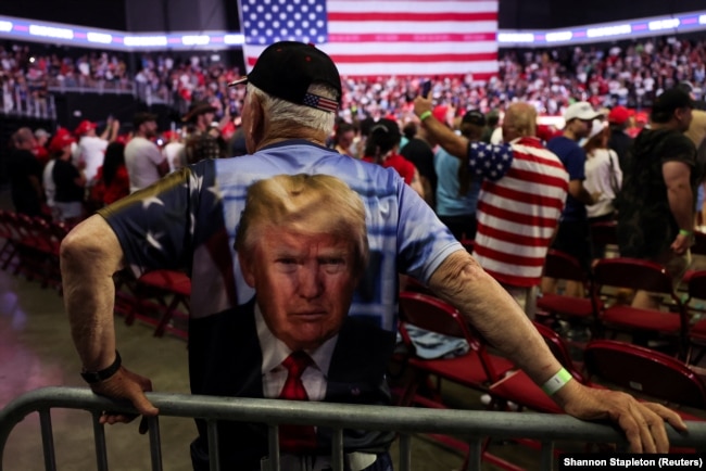 Seorang pendukung yang mengenakan kaos bergambar mantan Presiden AS dan calon presiden dari Partai Republik Donald Trump pada acara kampanye Trump di Philadelphia, Pennsylvania, AS, 22 Juni 2024. (Foto: REUTERS/Shannon Stapleton)