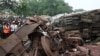 Los equipos de rescate y los espectadores se reúnen junto a los restos de una colisión de tres trenes cerca de Balasore, a unos 200 kilómetros de la capital del estado, Bhubaneswar, en el estado oriental de Odisha, el 3 de junio de 2023.
