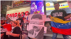 Con carteles exigiendo el cierre de la cárcel El Helicoide, venezolanos se manifestaron durante la exhibición del un proyecto de realidad virtual en Nueva York, el martes 19 de septiembre de 2023.
