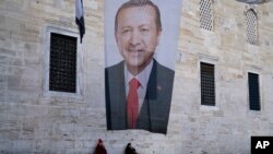 1일, 이스탄불 거리에 레제프 타이이프 에르도안 대통령의 얼굴 현수막이 걸려있다.