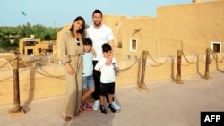 Pemain depan Argentina Lionel Messi, istrinya Antonela Roccuzzo dan anak-anak mereka di Riyadh. (Foto: Otoritas Pariwisata Saudi/AFP)