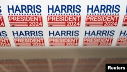 FILE: Stiker yang mendukung kampanye kepresidenan Wakil Presiden AS Kamala Harris dicetak di Gloo Factory, Tucson, Arizona, AS, 25 Juli 2024. (Rebecca Noble/REUTERS)