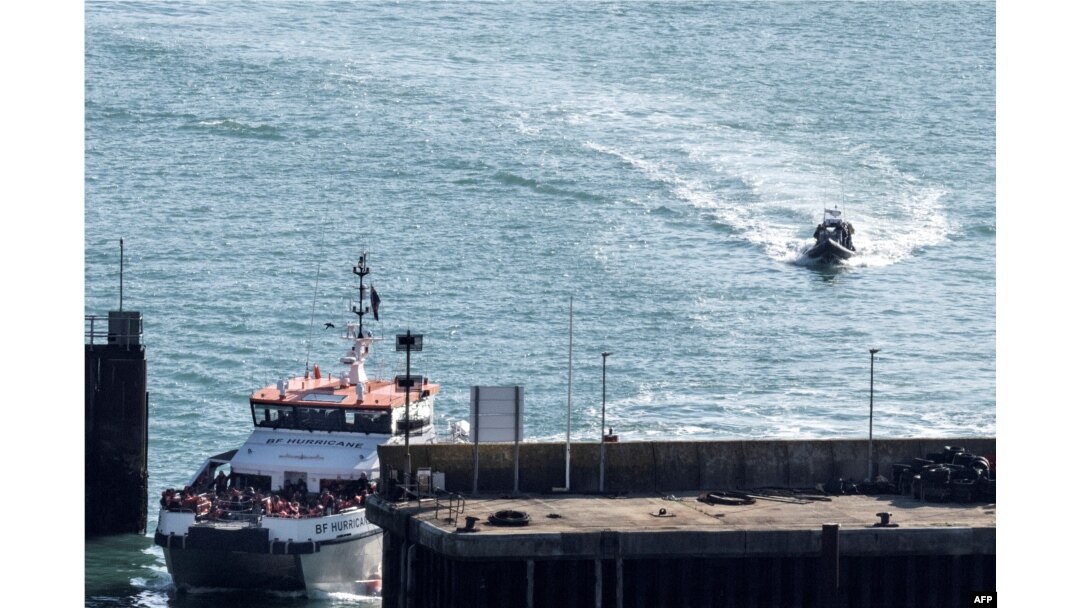 FILE - Kapal BF Hurricane tiba di Dover membawa migran yang dijemput di Selat Inggris, 18 Oktober 2022. (Ben Stansall / AFP)