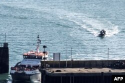 FILE - Kapal BF Hurricane tiba di Dover membawa migran yang dijemput di Selat Inggris, 18 Oktober 2022. (Ben Stansall / AFP)