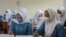 Sejumlah siswi sekolah menengah kejuruan di Cipatat, Bandung, Jawa Barat mengenakan hijab di kelas, 24 Agustus 2023. (Foto: Timur Matahari/AFP) 
