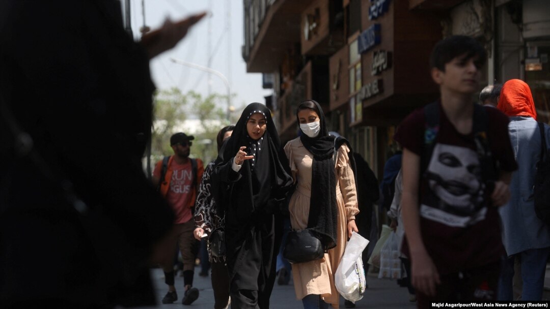 Sejumlah perempuan Iran tampak berjalan di sebuah area di Teheran, Iran, pada 15 April 2023. (Foto: Majid Asgaripour/West Asia News Agency via Reuters)