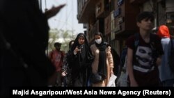 Sejumlah perempuan Iran tampak berjalan di sebuah area di Teheran, Iran, pada 15 April 2023. (Foto: Majid Asgaripour/West Asia News Agency via Reuters)