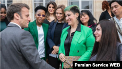 دیدار امانوئل مکرون، رئیس جمهوری فرانسه، با عسل عباسیان و جمعی دیگر از زنان فعال حقوق بشر از کشورهای محتلف.