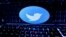 Sebuah keyboard diletakkan di depan logo Twitter dalam ilustrasi pada 21 Februari 2023. (Foto: Dado Ruvic/Ilustrasi/Reuters)
