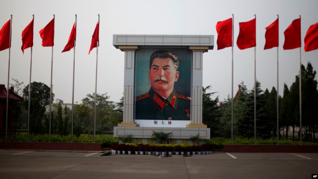 资料照：中国河南省临颍县南街村中心广场上竖立的苏联领导人斯大林的画像。（2009年8月26日）