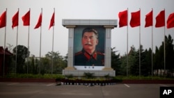 资料照：中国河南省临颍县南街村中心广场上竖立的苏联领导人斯大林的画像。（2009年8月26日）