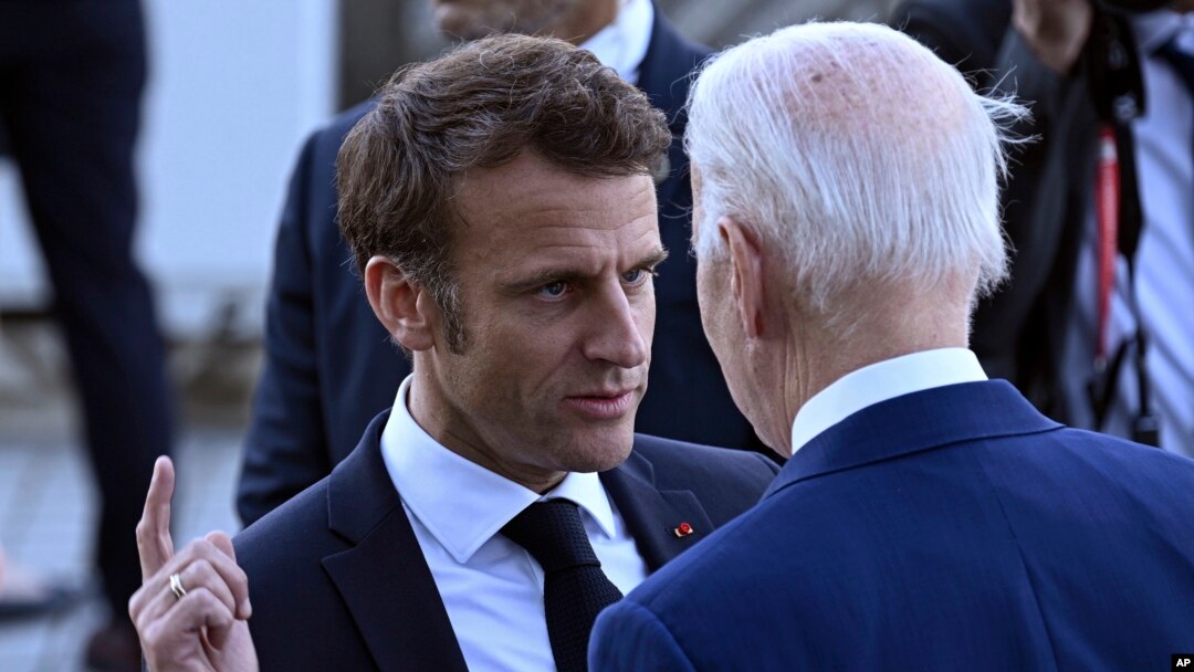 Presiden Prancis Emmanuel Macron berbincang dengan Presiden AS Joe Biden di sela KTT Pemimpin G7 di Hiroshima, Jepang 20 Mei 2023.