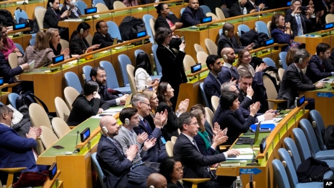Delegacionet duke duartrokitur pas miratimit të rezolutës (23 shkurt 2023)