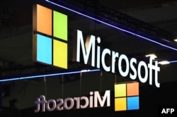 FILE - Logo perusahaan teknologi multinasional Microsoft AS pada hari pembukaan pameran audiovisual dan integrasi sistem Integrated Systems Europe (ISE) di Barcelona, 31 Januari 2023. (Pau BARRENA / AFP)