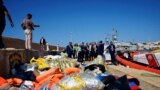 A primeira-ministra italiana, Giorgia Meloni, e a presidente da Comissão Europeia, Ursula von der Leyen, visitam o porto onde chegam os migrantes, na ilha siciliana de Lampedusa, em Itália, a 17 de setembro de 2023.