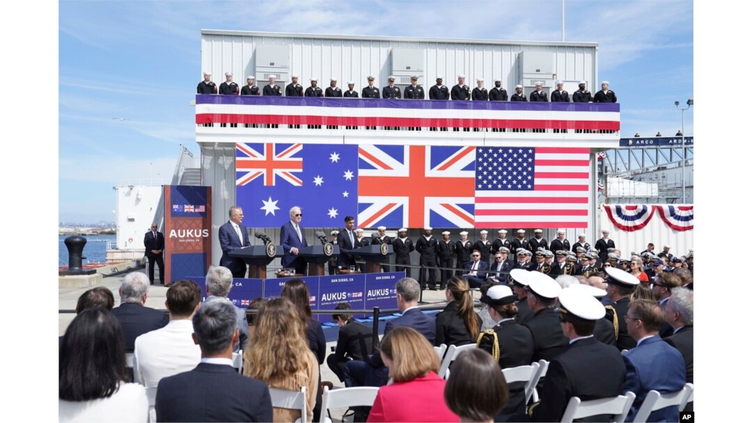 Britanski premijer Riši Sunak, desno, tokom sastanka sa predsednikom SAD Džoom Bajdenom i premijerom Australije Entonijem Albanezeom, levo, u pomorskoj bazi Point Loma u San Dijegu, 13. marta 2023.