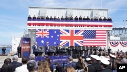 Australijski premijer Entoni Albanizi (levo), Predsednik Džo Bajden i britanski premijer Riši Sunak na zajedeničkoj konferenciji za novinare u mornaričkoj bazi u San Dijegu, 13. marta 2023.