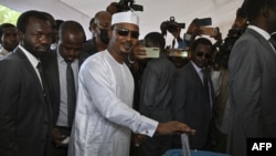 Chad's transitional president and presidential election candidate Mahamat Idriss Deby Itno (C) casts his ballot at a polling station in N'Djamena on May 6, 2024.
