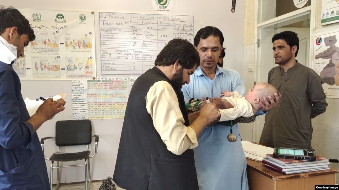 
له وي او اې ډيوه سره په خبرو کې کمشنر ږوب سعيد احمد عمراني وويل، چې د روغتيايي چارواکو د زيار او هڅو په نتيجه کې اوس د پوليو کار د پخوا په پرتله ډېر ښه شوی دی. "په پښتنه قبايلي ټولنه کې اوس د خلکو ذهينيت تغير کړی، چې دا لويه لاسته راوړنه ده."