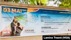 L’affiche du centre nationale de presse Norbert Zongo entrant dans la célébration de la journée mondiale, Ouagadougou, le 3 mai 2023. (VOA/Lamine Traoré)