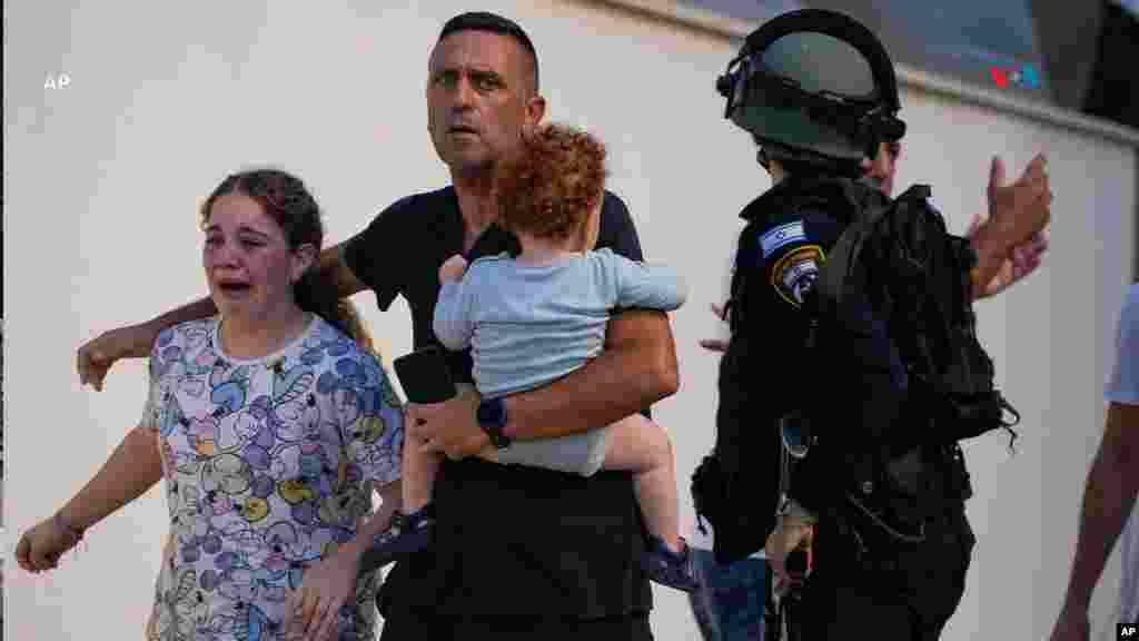 Los agentes de la policía israelí evacuaron a decenas de familias en Ashkelon, Israel, tras el ataque dirigido desde la Franja de Gaza. Israel se declaró en estado de guerra tras una serie de atentados que han dejado alrededor de 100 fallecidos.