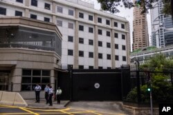 Konsulat Jenderal Amerika Serikat di Hong Kong, Selasa, 13 Juni 2023. Polisi Hong Kong pada Selasa menangkap seorang pria yang diduga menyemprotkan grafiti di dinding dan gerbang AS. konsulat, menurut laporan media dan polisi. (AP/Louise Delmotte)