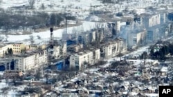 Nuevas imágenes de video de Bakhmut tomadas desde el aire con un dron para The Associated Press el 13 de febrero de 2023 muestran cómo la batalla más larga de la invasión rusa de un año ha convertido la ciudad de las minas de sal y yeso en el este de Ucrania en un pueblo fantasma.