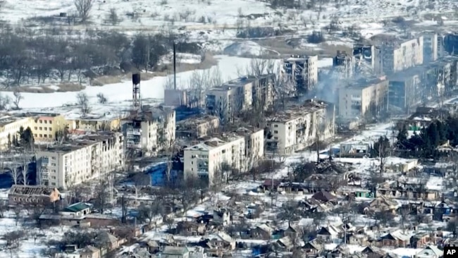 Nuevas imágenes de video de Bakhmut tomadas desde el aire con un dron para The Associated Press el 13 de febrero de 2023 muestran cómo la batalla más larga de la invasión rusa de un año ha convertido la ciudad de las minas de sal y yeso en el este de Ucrania en un pueblo fantasma.