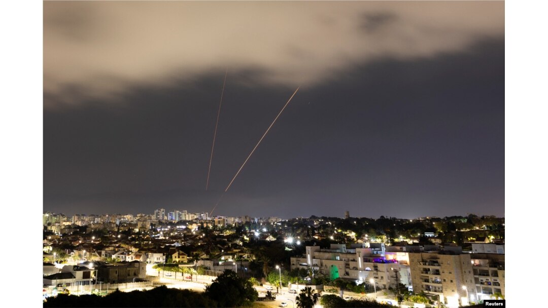 Sebuah sistem anti-peluru kendali beroperasi setelah Iran meluncurkan pesawat nirawak dan peluru kendali ke arah Israel, terlihat dari Ashkelon, Israel, pada 14 April 2024. (Foto: REUTERS/Amir Cohen)