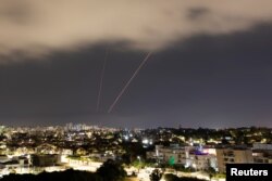 Sebuah sistem anti-peluru kendali beroperasi setelah Iran meluncurkan pesawat nirawak dan peluru kendali ke arah Israel, terlihat dari Ashkelon, Israel, pada 14 April 2024. (Foto: REUTERS/Amir Cohen)
