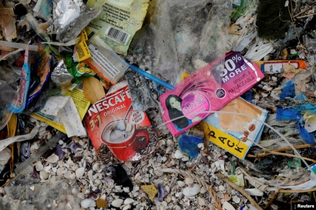 ILUSTRASI - Tumpukan sampah dari produk kemasan kopi Nescafe dari Nestle dan sampo Sunsilk dari Unilever. (Eloisa Lopez/REUTERS)