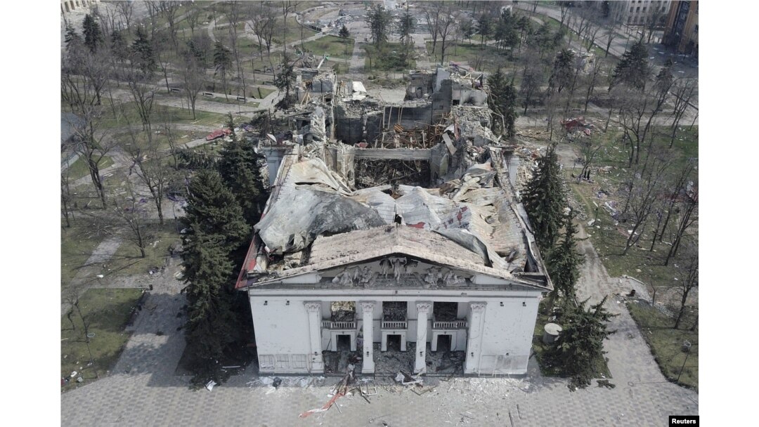 Bangunan teater hancur akibat konflik Ukraina-Rusia di kota pelabuhan selatan Mariupol, Ukraina, 10 April 2022. Gambar diambil dengan drone. (Foto: REUTERS/Pavel Klimov)