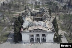 Bangunan teater hancur akibat konflik Ukraina-Rusia di kota pelabuhan selatan Mariupol, Ukraina, 10 April 2022. Gambar diambil dengan drone. (Foto: REUTERS/Pavel Klimov)