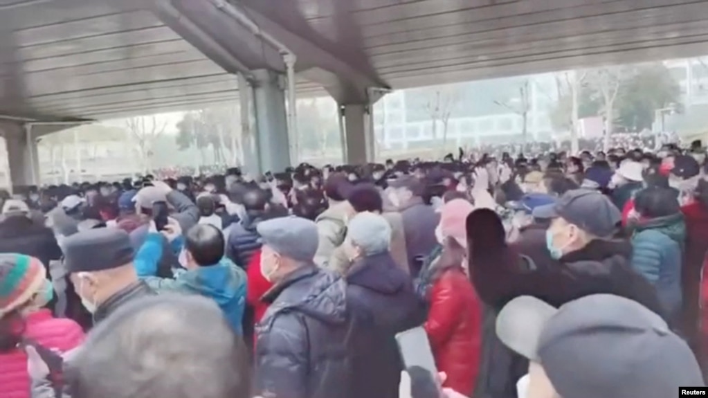 中国社媒平台的视频显示武汉退休人员聚集在中山公园外抗议削减医保福利。（2023年2月15日）(photo:VOA)