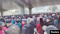 中國社媒平台的視頻顯示武漢退休人員聚集在中山公園外抗議削減醫保福利。（2023年2月15日）