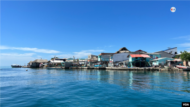 Santa Cruz del Islote vive del turismo y de la pesca. No tiene cementerio y en el lugar hay apenas cuatro calles.