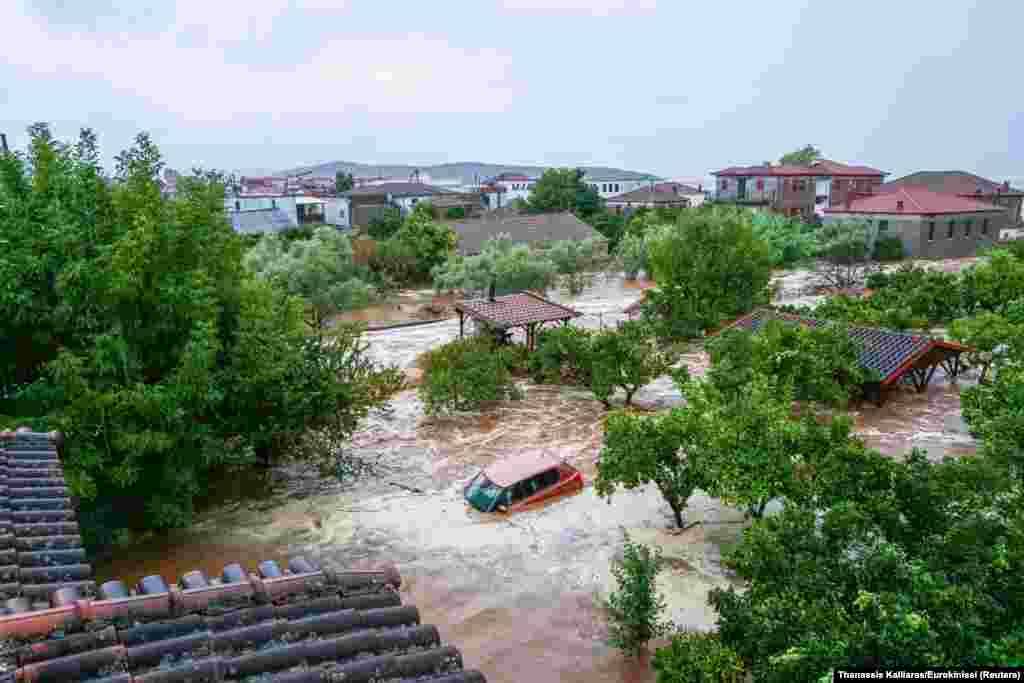 Sebuah mobil terendam banjir saat badai melanda kawasan Gunung Pelion, dekat kota Volos, Yunani. (Thanassis Kalliaras/Eurokinissi via Reuters)&nbsp;