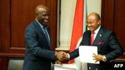 FILE – Outgoing Burundi Prime Minister Alain-Guillaume Bunyoni (right) shaking hands with new leader Gervais Ndirakobuca (left) during the handover of power in Bujumbura, Burundi, September 9, 2022. 