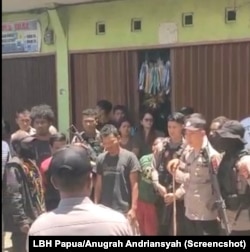 Aparat kepolisian berusaha menengahi kasus dugaan penculikan anak di Wamena, Papua, yang kemudian memicu kerusuhan, Kamis, 23 Februari 2023. (Foto Istimewa: LBH Papua)