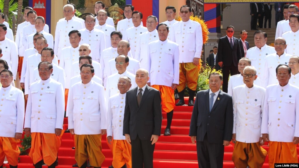 ព្រះមហាក្សត្រ ព្រះបាទ នរោត្តម សីហមុនី យាងថតរូបអនុស្សាវរីយ៍ជាមួយ តំណាងរាស្ត្រអាណត្តិទី៧ នៅថ្ងៃទី២១ ខែសីហា ឆ្នាំ២០២៣។ (លាស់ លីបលីប/វីអូអេ)